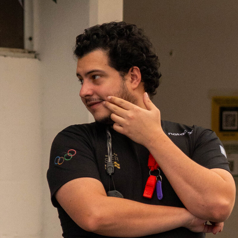 Ian Chalub al borde de la pileta durante una competencia de natación